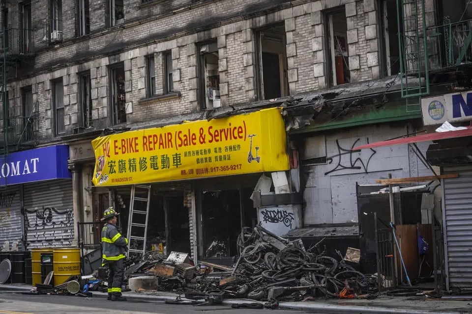 Incendio tienda bicicletas eléctricas: Asusta a vecinos