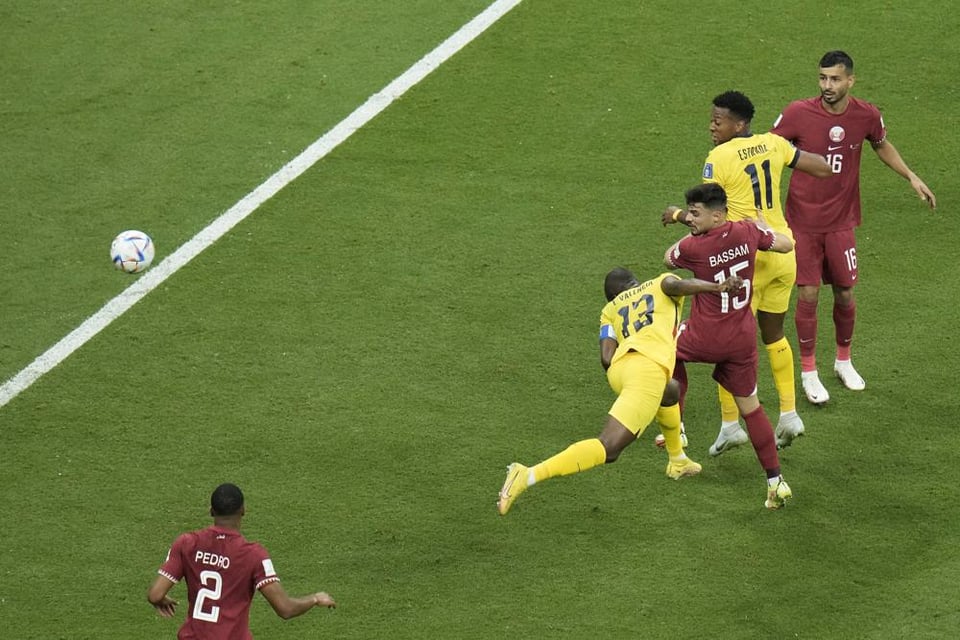 Fan de Ecuador molesta con seña a aficionado de Qatar