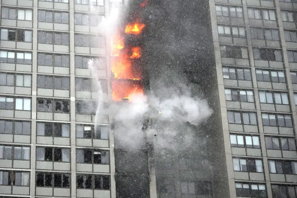 Incendio en edificio de Chicago deja saldo mortal