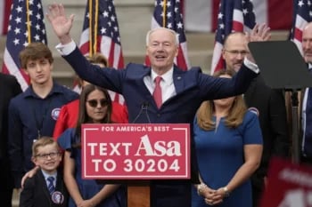 Exgobernador de Arkansas se postula para la presidencia de 2024