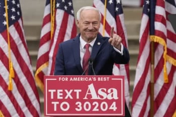 El exgobernador de Arkansas buscará la presidencia del lado republicano