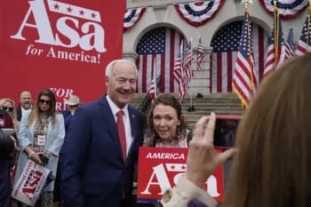 Hutchinson anunció su candidatura un día después que Biden