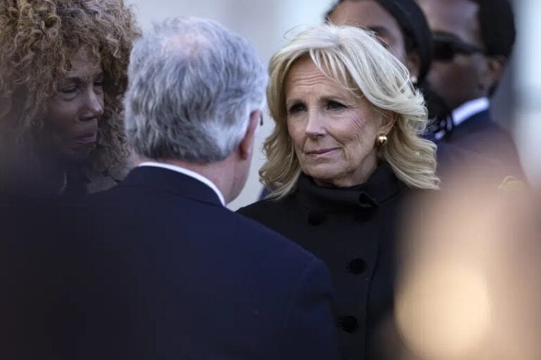 Jill Biden visita vigilia en Nashville en memoria a las víctimas del tiroteo en The Covenant School