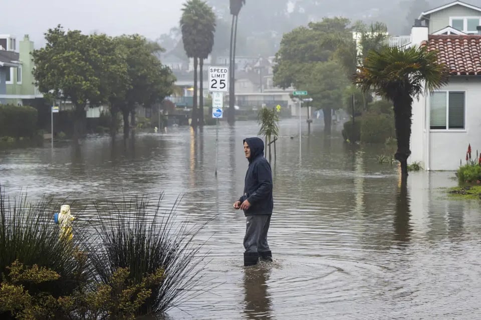 Ordenan evacuaciones tras inundación en California