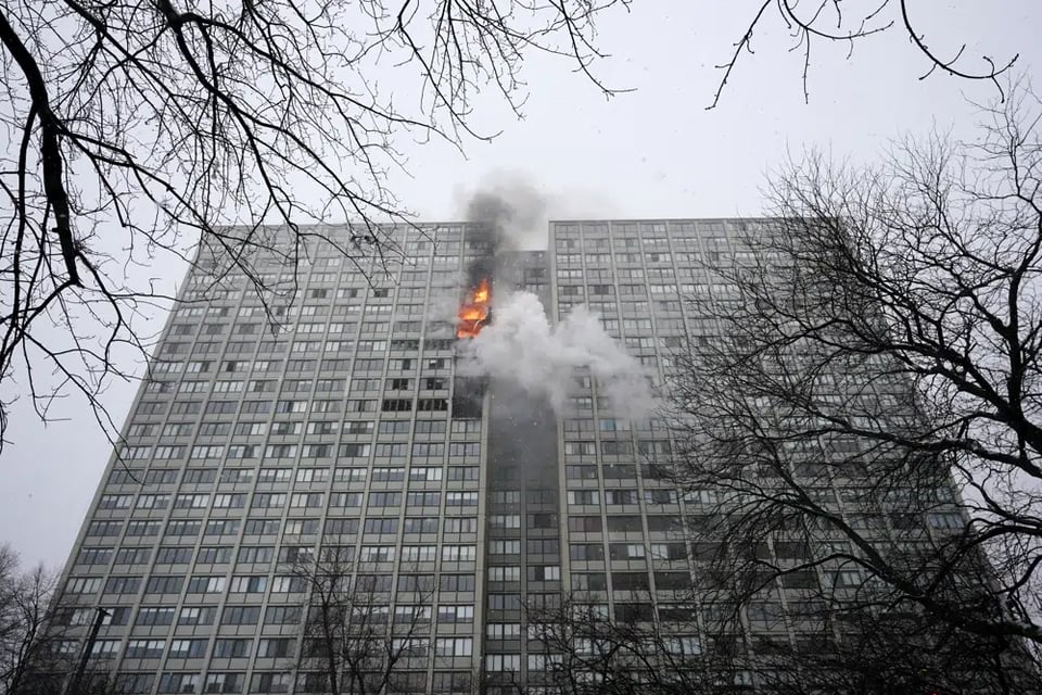 Incendio edificio Chicago: "El fuego subió verticalmente y lamió de piso a piso"