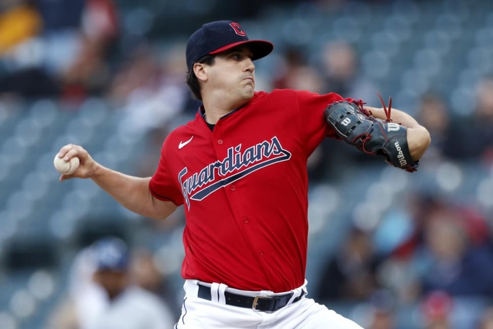 Cal Quantrill termina invicto la temporada y tiene nuevo récord