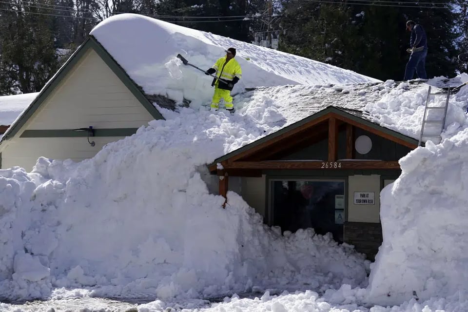 Personas quedan atrapadas por la nieve
