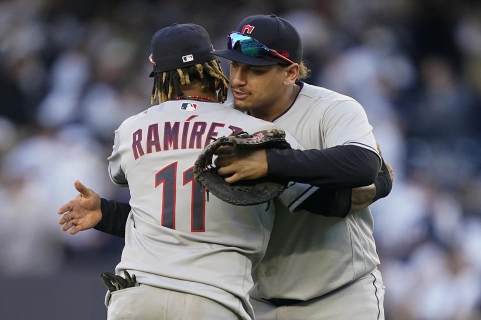 Playoffs MLB: Guardians vencen a los Yankees en 10 innings para empatar la serie