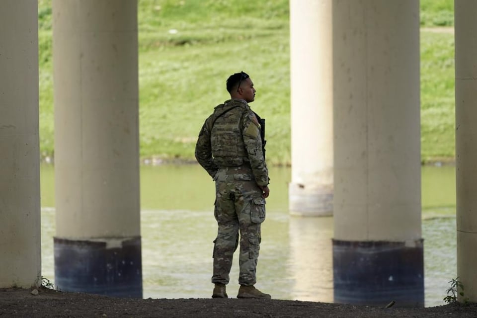 8 migrantes muertos y 53 detenidos al tratar de cruzar el Río Grande featured image