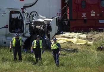 La camioneta con pasajeros fue aplastada