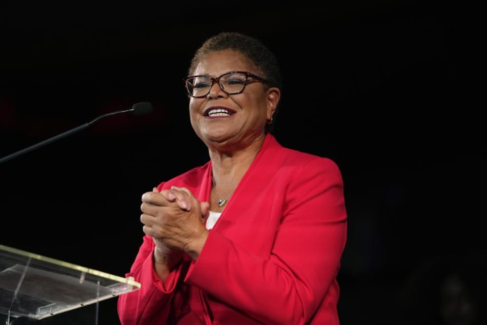 La demócrata Karen Bass hace historia al ganar la alcaldía de Los Ángeles