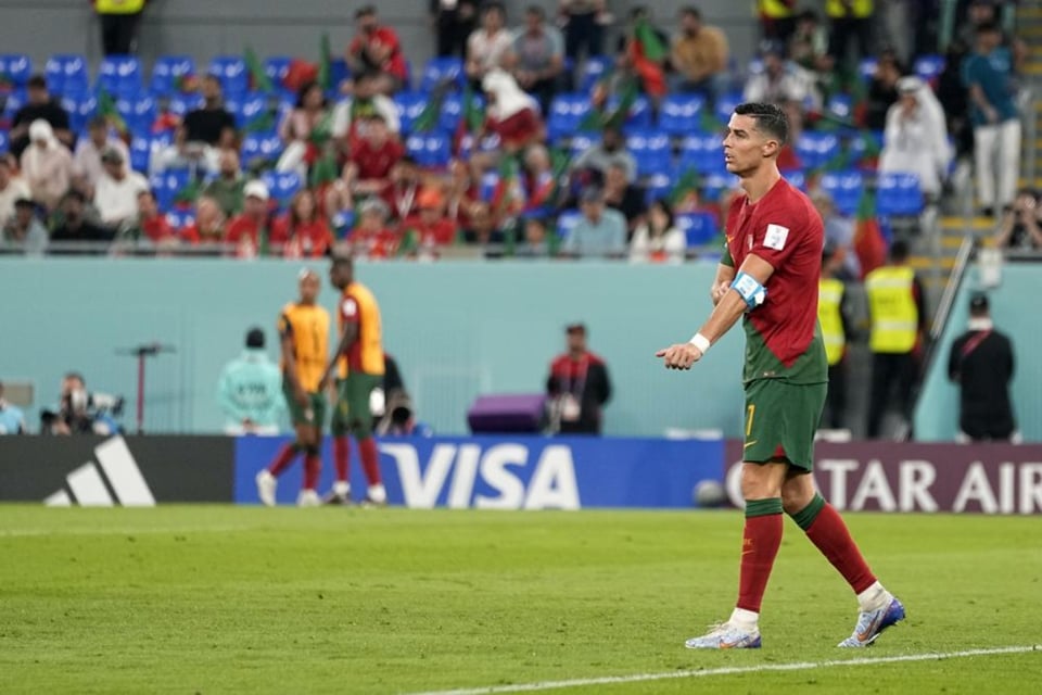 El extraño momento en que Cristiano Ronaldo se saca algo de los shorts y se lo come (VIDEO)