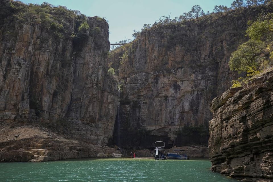 Parte de un cañón se derrumba y cae sobre un barco turístico (VIDEO)