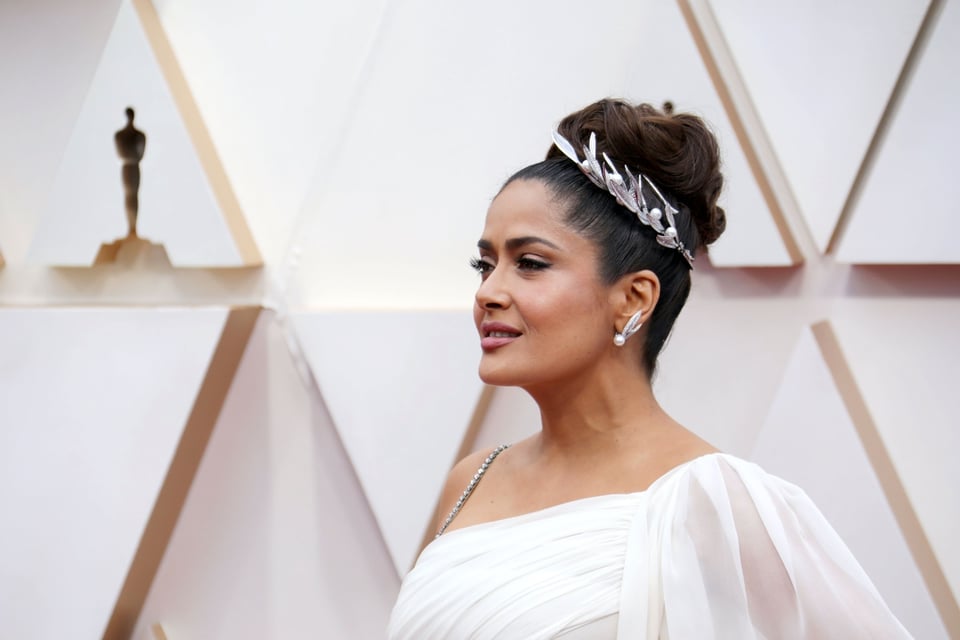Salma Hayek sorprende en bikini por el National Bikini Day featured image