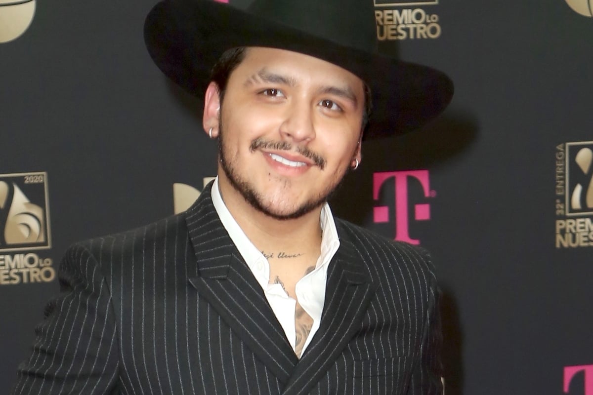 ¡Adiós tristezas! Christian Nodal firma contrato con Sony Music (FOTO)
