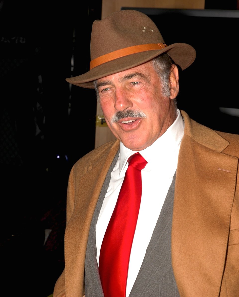 Andrés García reappears with an unrecognizable voice
