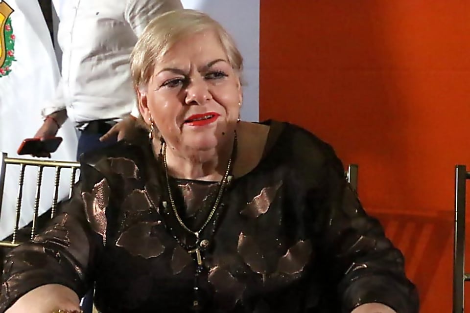 Paquita la del Barrio llora al aparecer en silla de ruedas (VIDEO)