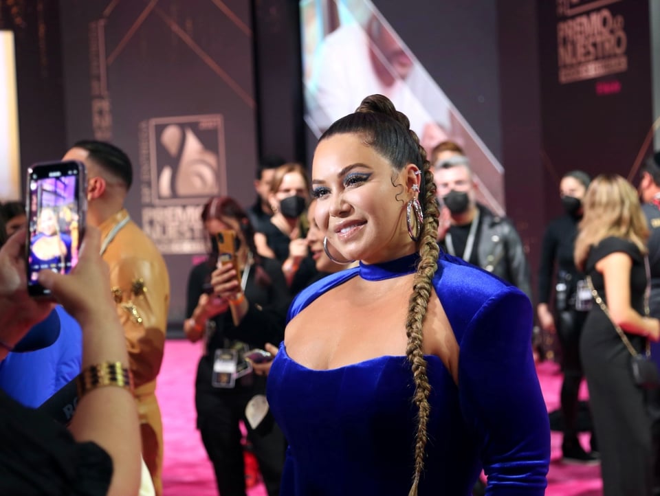 ¡Chiquis Rivera hace baile en bata de tigresa y mueve ‘su retaguardia’