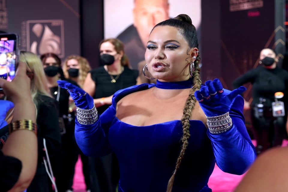 Le dicen ‘enana’ a Chiquis Rivera al pasear en una moto featured image