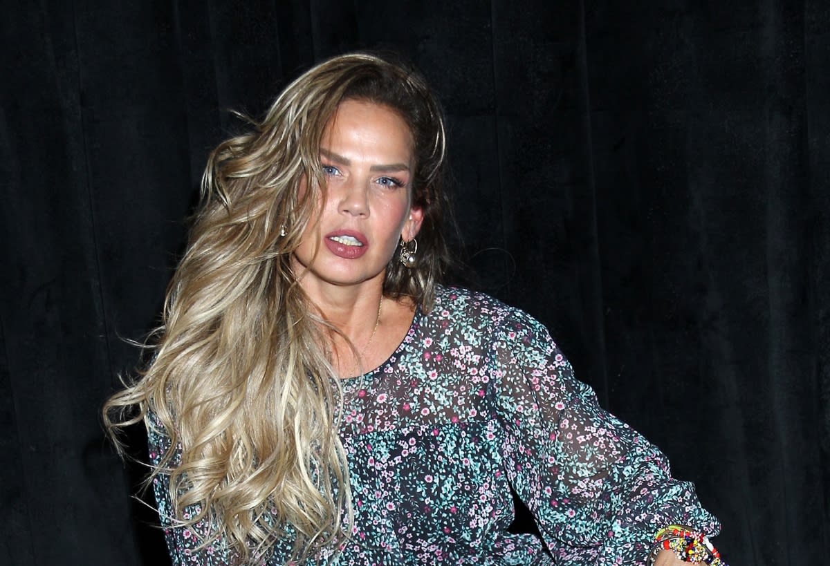 Niurka Marcos lifts her dress and puts on a show in a club (VIDEO)