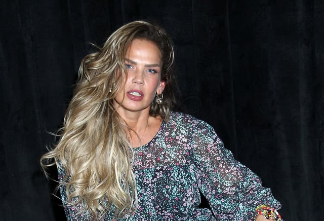 Niurka Marcos lifts her dress and puts on a show in a club (VIDEO)