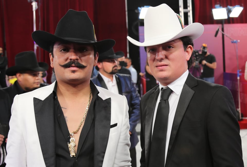 Pistolero intenta ‘intimidar’ a Los Dos Carnales en pleno concierto