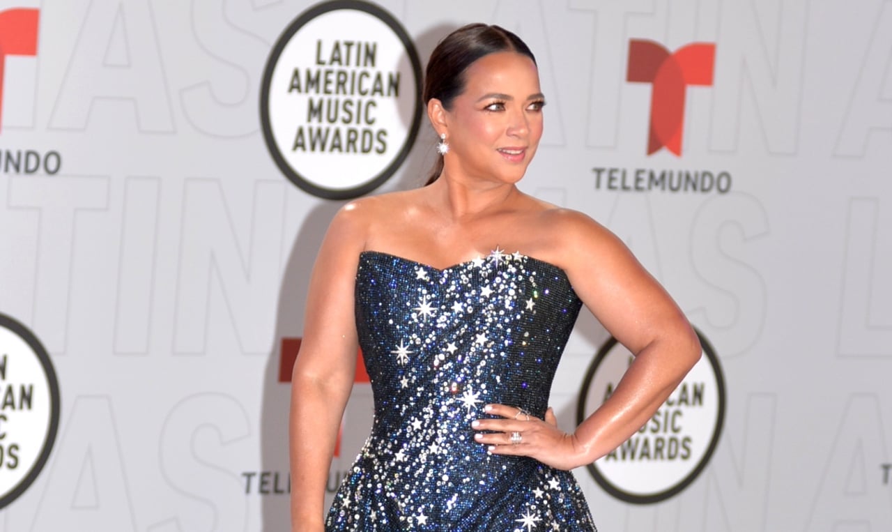 Adamari López recorre Punta Cana con Alaïa pero la critican por Toni Costa