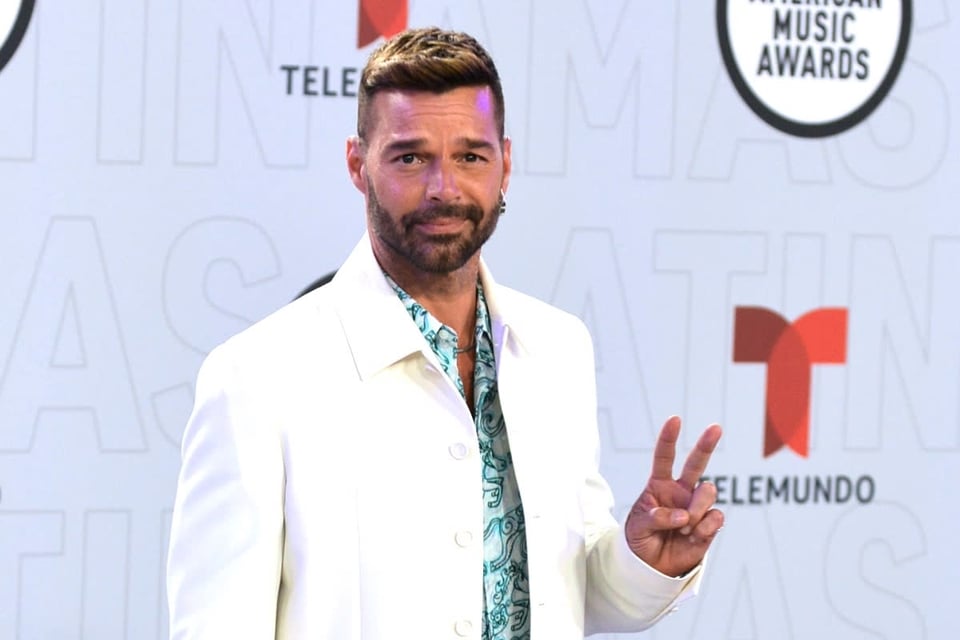 Ricky Martin shows his face after rumors of an operation but things go wrong (VIDEO)