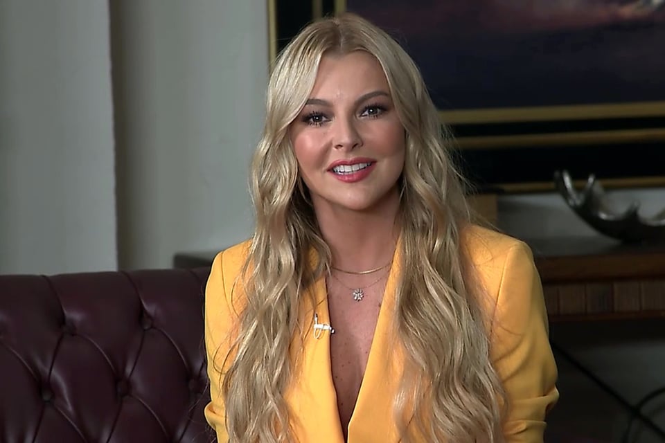 Marjorie de Sousa levanta pasiones apareciendo con atrevido traje de baño desde el mar (VIDEO)