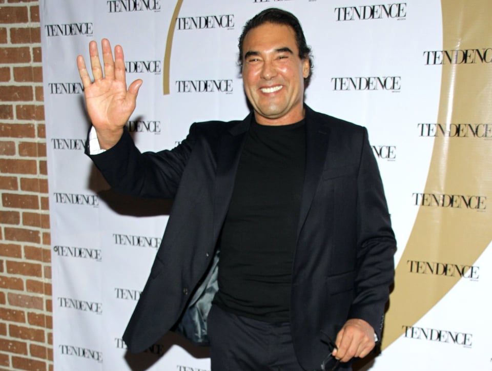 Eduardo Yáñez aparece transformado en una mujer; ¡completamente irreconocible!