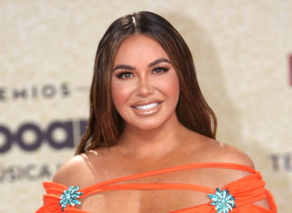 ¡Se abre la gabardina! Chiquis Rivera presume su cuerpazo en la prenda más sexy (FOTOS)