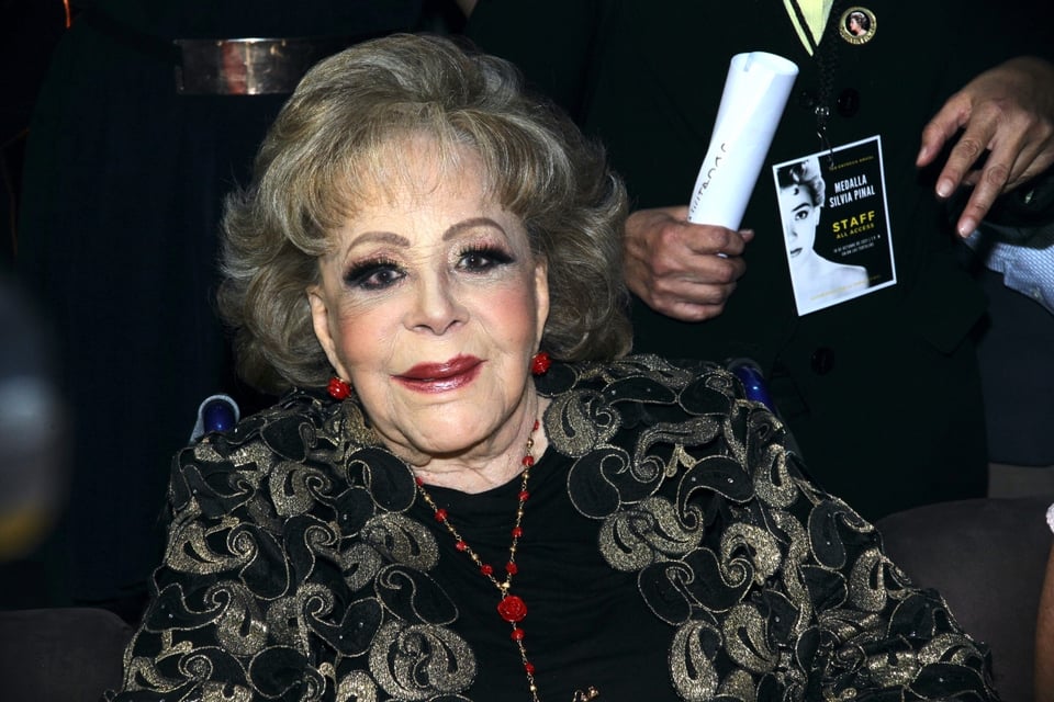 ¡Buena noticia! Silvia Pinal podría abandonar el área COVID-19 (FOTO)