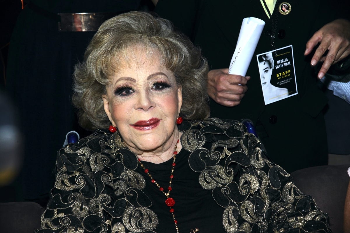 ¡Buena noticia! Silvia Pinal podría abandonar el área COVID-19 (FOTO)