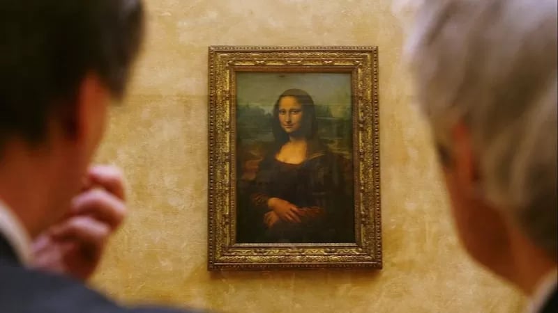 La pintura de la Mona Lisa es atacada por un hombre (VIDEO)