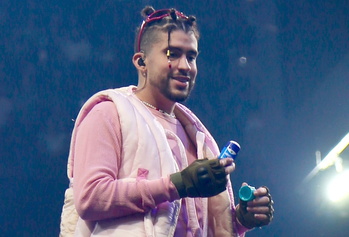 ¿INFIEL? Bad Bunny es captado en plena fiesta besando a una fanática