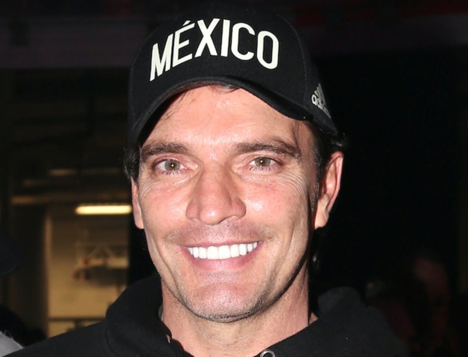 Julián Gil revela que fue diagnosticado con cáncer de piel featured image