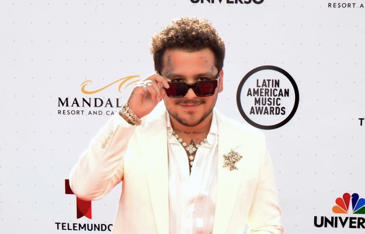 ¡Al estilo de J Balvin! Christian Nodal sorprende con su radical cambio de look
