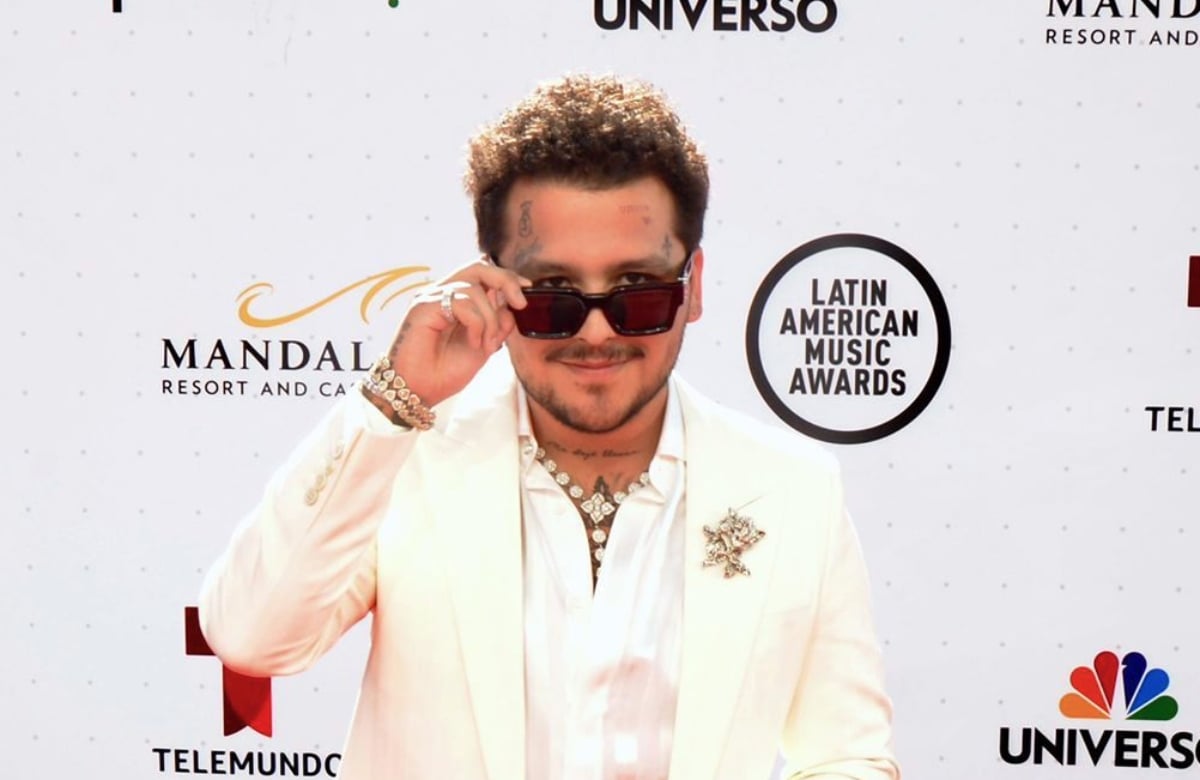 Se filtra video de Christian Nodal pasado de copas