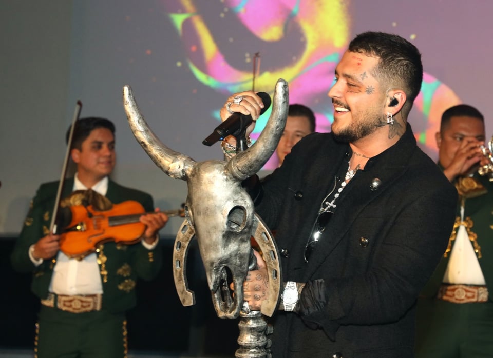 Captan a Christian Nodal tomado de la mano con reconocida rapera (FOTOS)