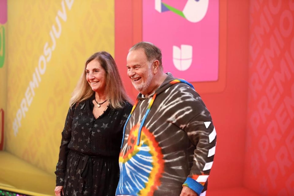 Raúl de Molina comparte ‘fogosa’ imagen con su esposa desde una tina con espuma (VIDEO)