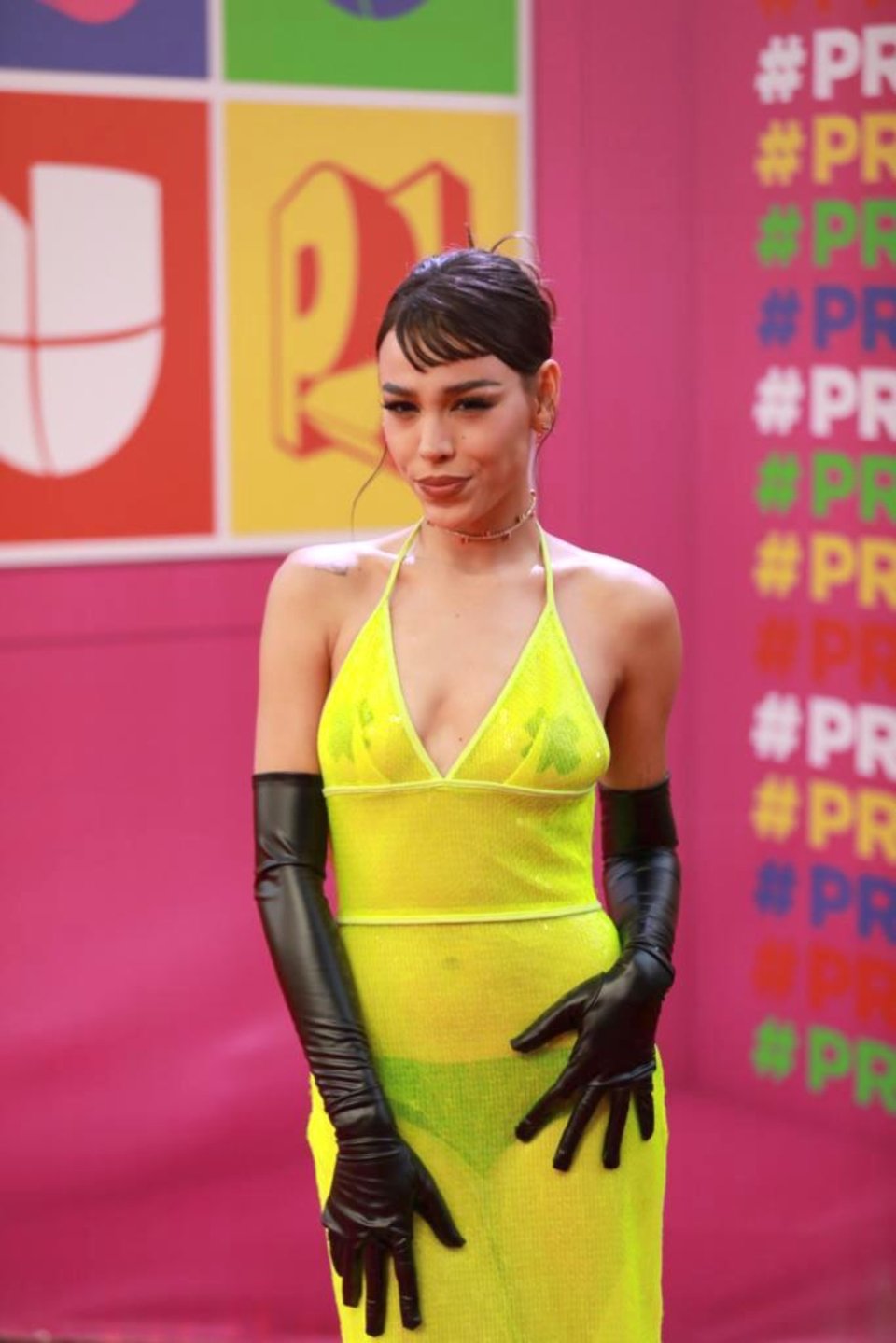 Atacan a Danna Paola por su vestido transparente en los Premios Juventud 2022