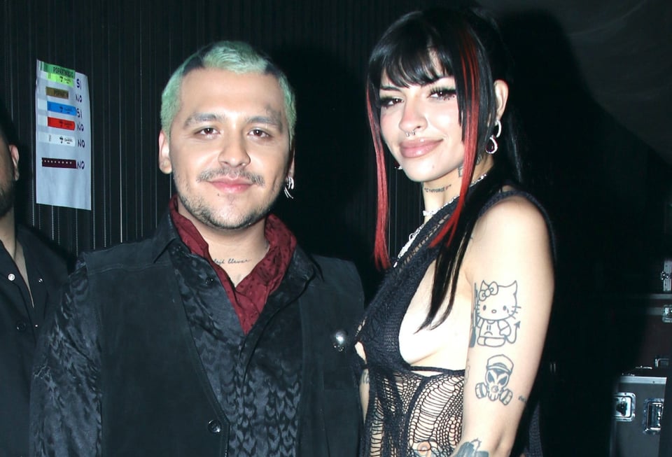 Captan a Cazzu besando a una mujer en concierto (VIDEO)