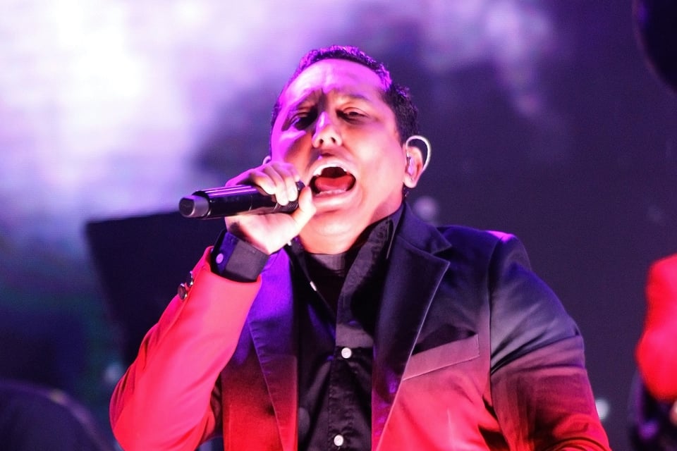 ¿Lo hizo salir del clóset? Edwin Luna habla sobre la modelo trans que protagoniza su nuevo video musical