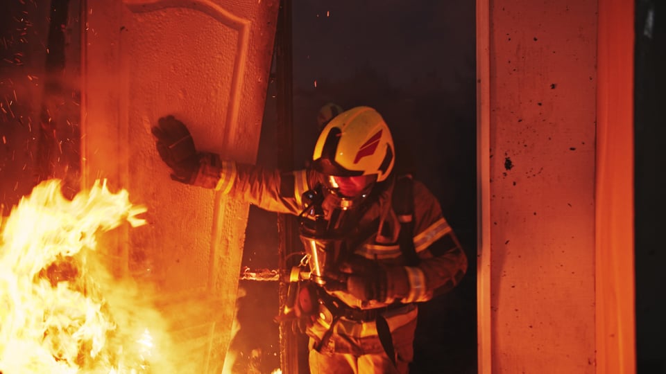 Incendio en refugio ilegal en Rusia deja 22 muertos