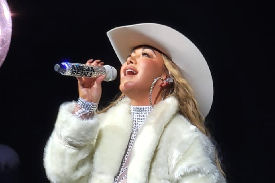 Chiquis aparece bailando con la playera de la Selección mexicana y es criticada (VIDEO)