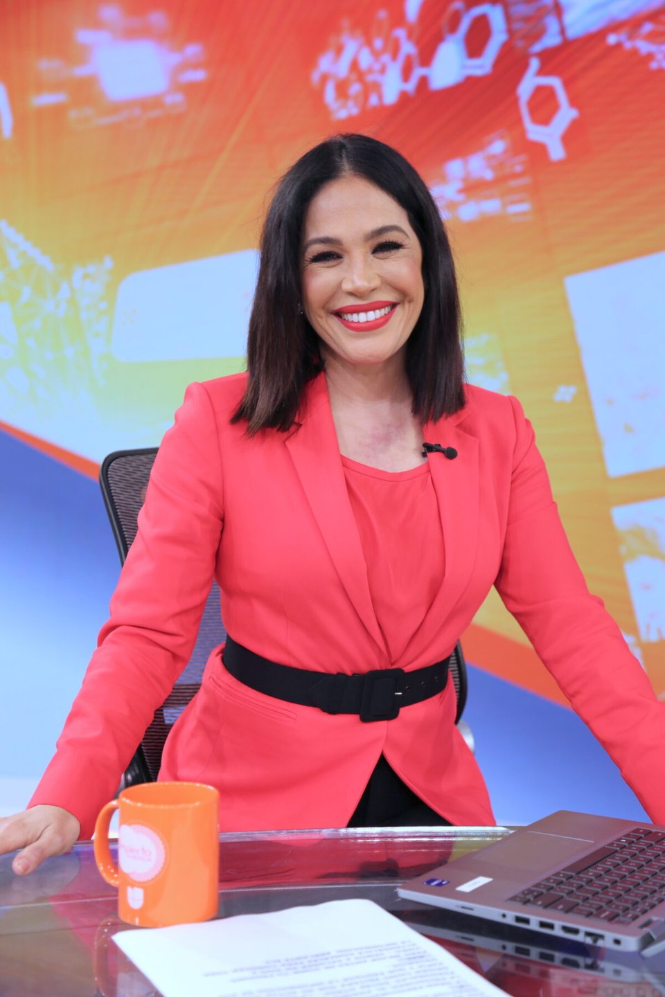 Karla Martínez arremete contra autor