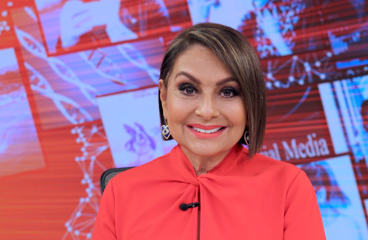 María Antonieta Collins vive temblor en pleno programa en vivo: «Vamos a detenernos» (VIDEO)