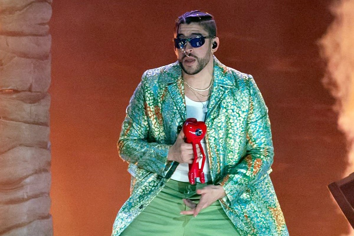 Bad Bunny se encargó del numero de apertura de los Premios Grammy y logró poner a bailar a Taylor Swift