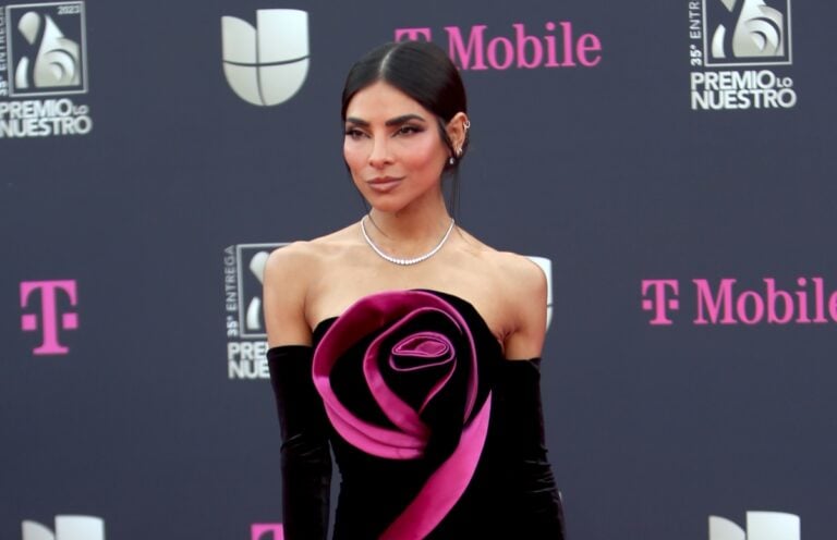 Tachan de corriente y vulgar a Alejandra Espinoza por atuendo que luce en los Premios Juventud
