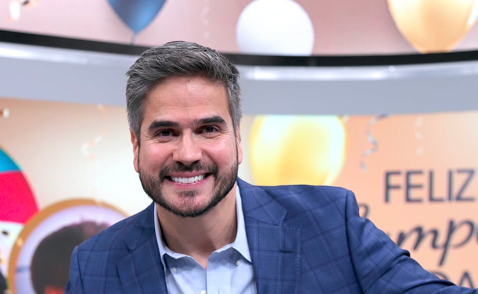 Telemundo da explicación tras la salida de Daniel Arenas de ‘Hoy Día’ featured image
